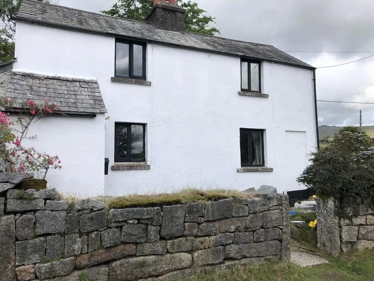 Render repair and exterior repaint of a cottage in Marazion